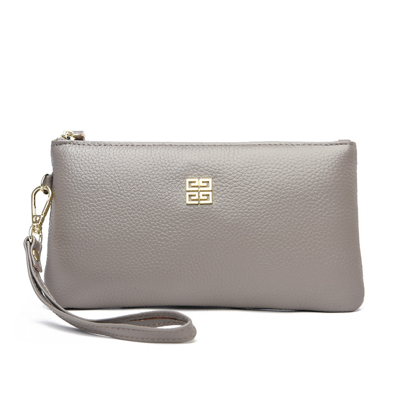 Női clutch táska valódi bőrből, vízszintes négyzet alakú, cipzáras zárás, belső telefonzseb, poliészter bélés.