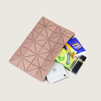 Sminktáska geometriai rombusz formával, envelope-pack stílusban, PVC anyag, vízszintes négyszögletes forma, nyitott tetejű, belső cipzáras zseb