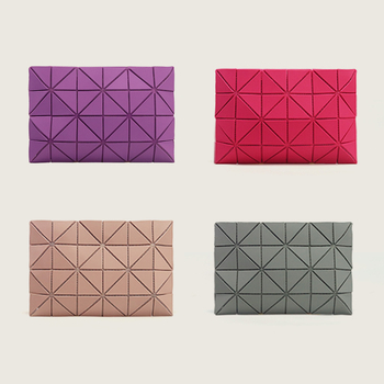 Sminktáska geometriai rombusz formával, envelope-pack stílusban, PVC anyag, vízszintes négyszögletes forma, nyitott tetejű, belső cipzáras zseb