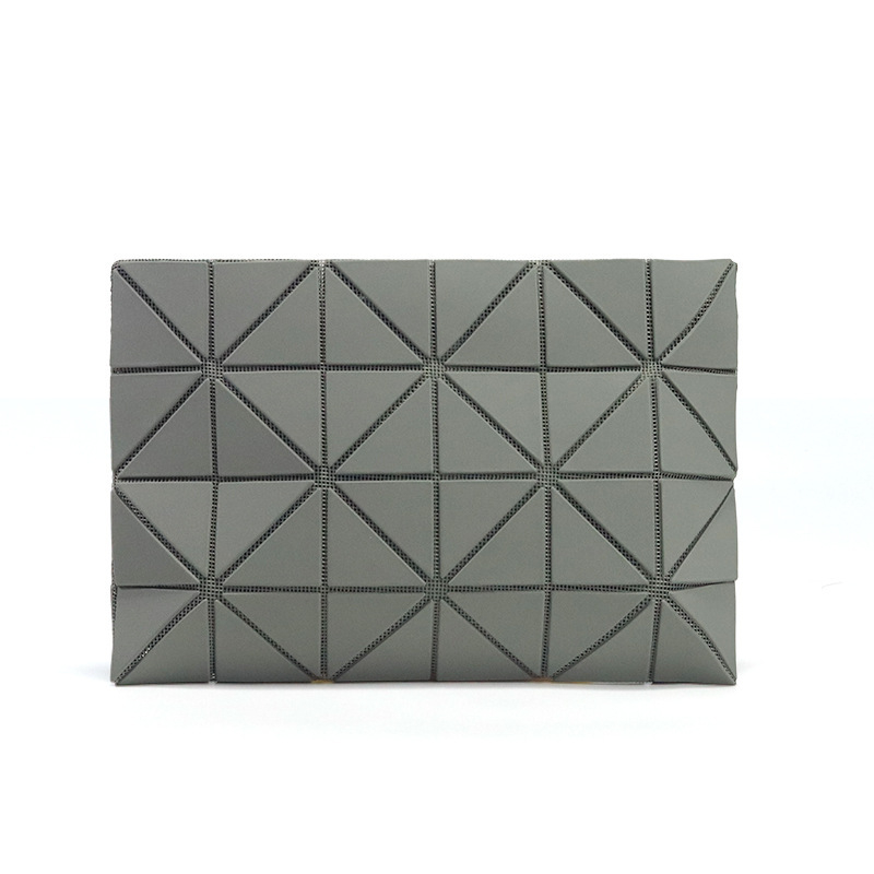 Sminktáska geometriai rombusz formával, envelope-pack stílusban, PVC anyag, vízszintes négyszögletes forma, nyitott tetejű, belső cipzáras zseb