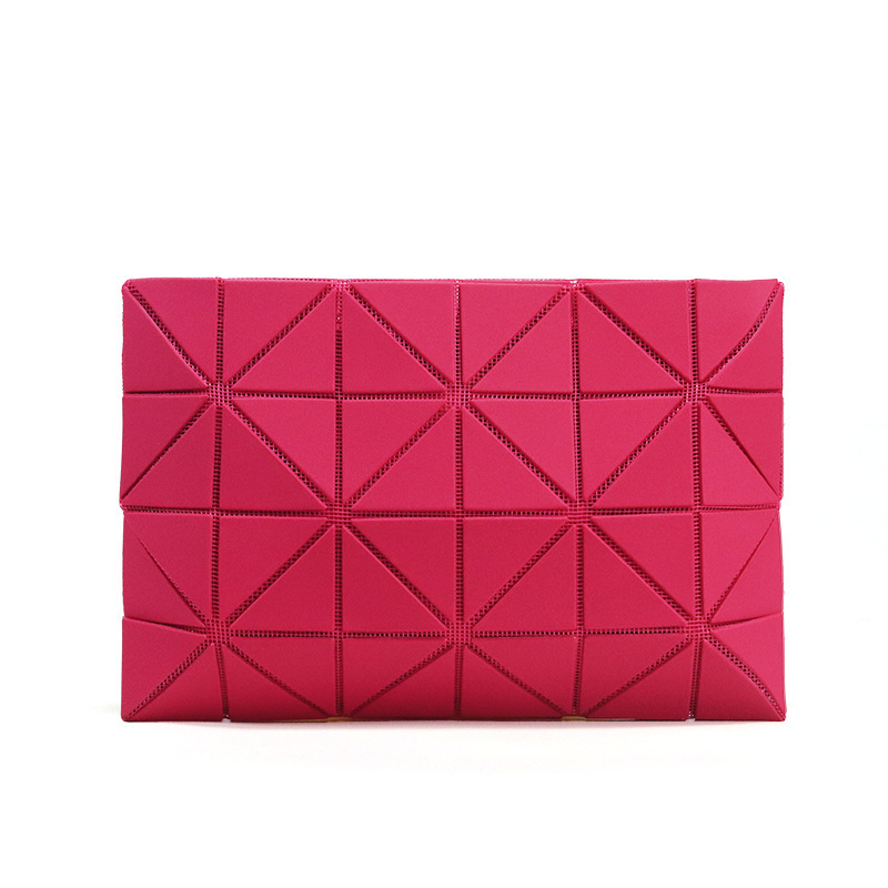 Sminktáska geometriai rombusz formával, envelope-pack stílusban, PVC anyag, vízszintes négyszögletes forma, nyitott tetejű, belső cipzáras zseb