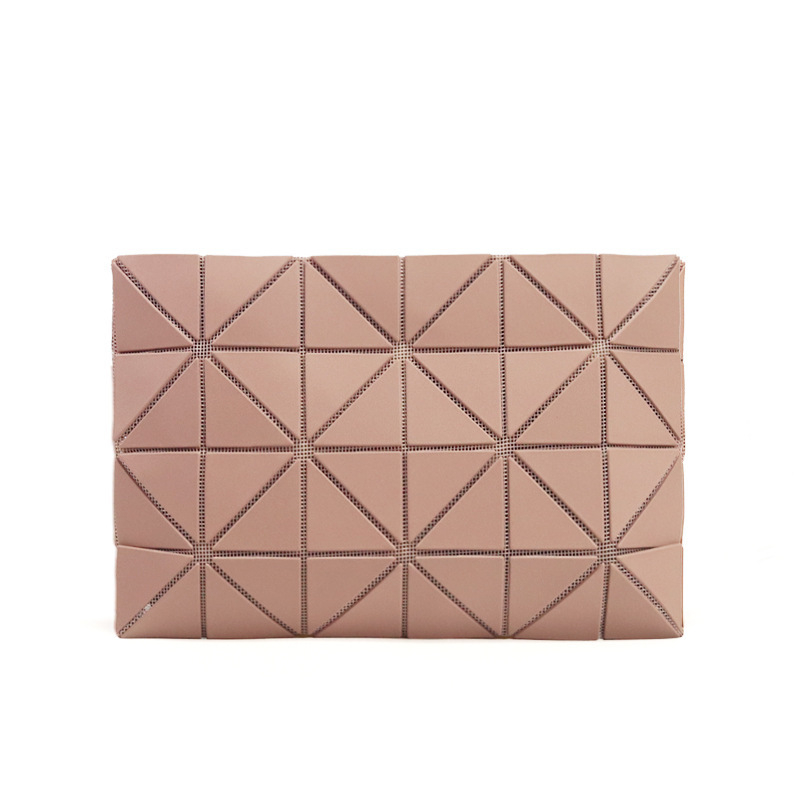 Sminktáska geometriai rombusz formával, envelope-pack stílusban, PVC anyag, vízszintes négyszögletes forma, nyitott tetejű, belső cipzáras zseb