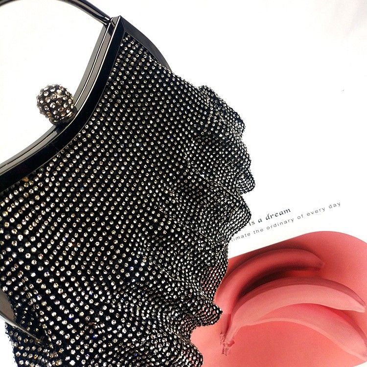 Ženska večernja clutch torbica od metala, ukrašena dijamantima, oblik školjke, zatvaranje kopčom, unutarnje džepove za telefon i kameru