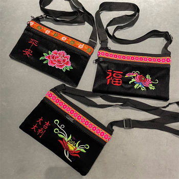 Ženska torba u etno-literarnom stilu, pliš materijal, vodoravnom kvadratnom oblika, zatvaranje na zip, unutarnja džep sa zipom