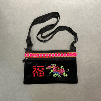 Ženska torba u etno-literarnom stilu, pliš materijal, vodoravnom kvadratnom oblika, zatvaranje na zip, unutarnja džep sa zipom