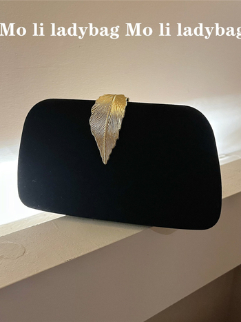 Clutch torba za večernje događaje - baršunasta, mali vodoravni kvadratni oblik, zatvaranje poklopcem, čvrsta konstrukcija, podstava od poliestera