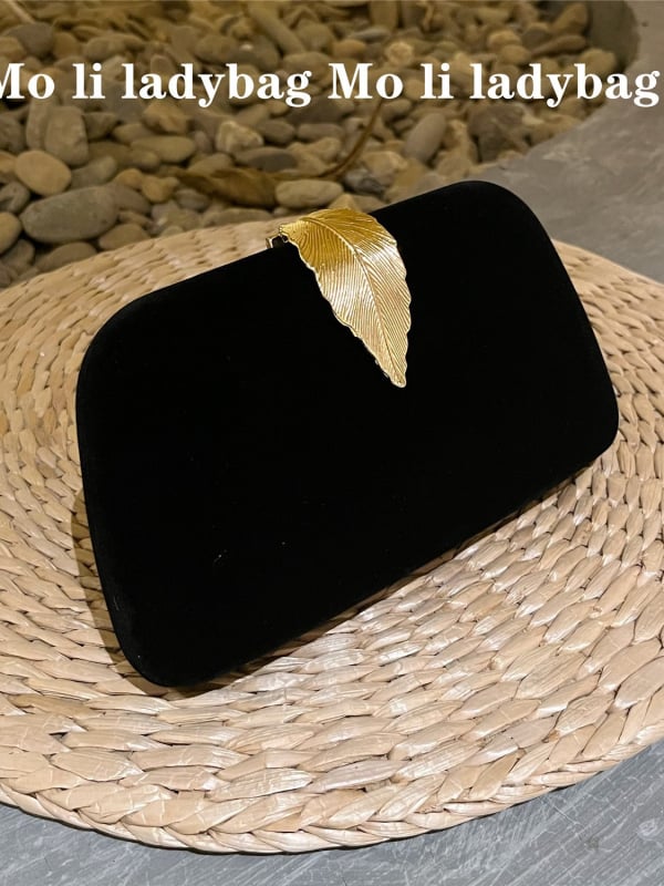 Clutch torba za večernje događaje - baršunasta, mali vodoravni kvadratni oblik, zatvaranje poklopcem, čvrsta konstrukcija, podstava od poliestera