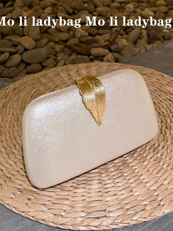 Clutch torba za večernje događaje - baršunasta, mali vodoravni kvadratni oblik, zatvaranje poklopcem, čvrsta konstrukcija, podstava od poliestera