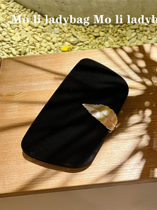 Clutch torba za večernje događaje - baršunasta, mali vodoravni kvadratni oblik, zatvaranje poklopcem, čvrsta konstrukcija, podstava od poliestera