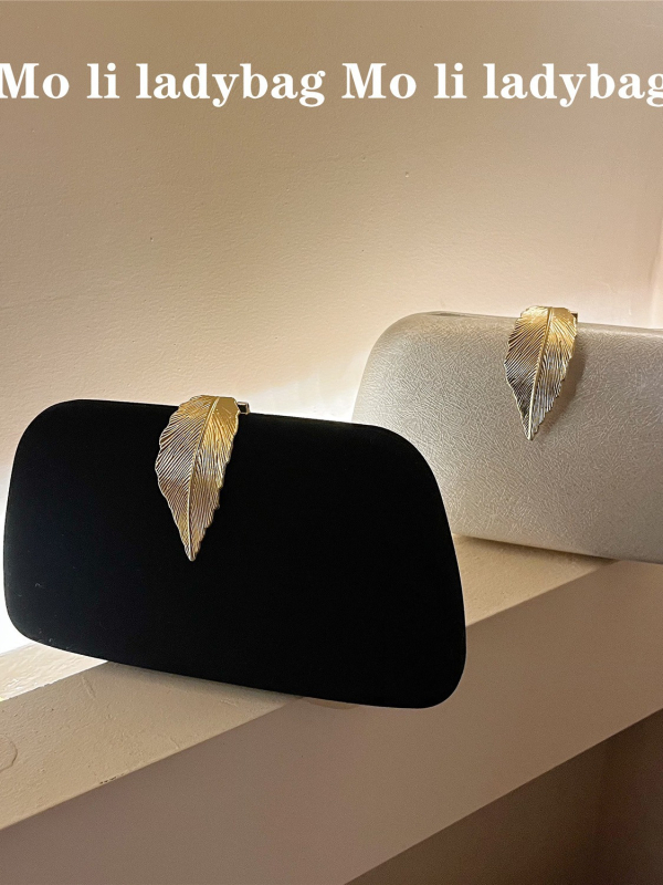 Clutch torba za večernje događaje - baršunasta, mali vodoravni kvadratni oblik, zatvaranje poklopcem, čvrsta konstrukcija, podstava od poliestera