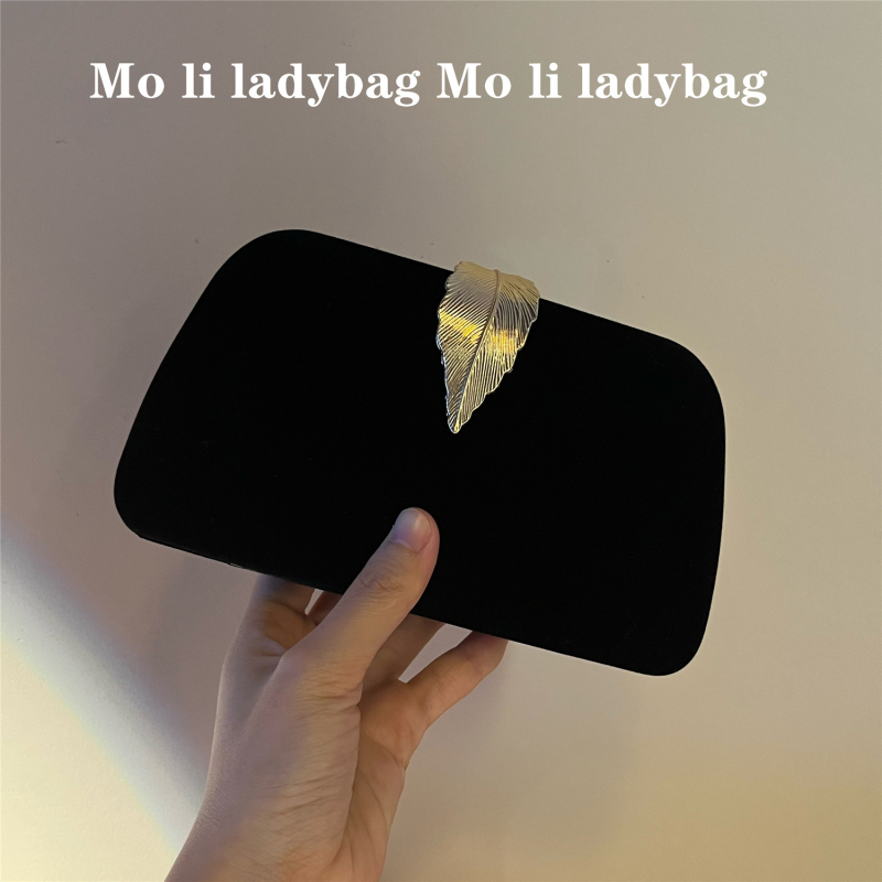Clutch torba za večernje događaje - baršunasta, mali vodoravni kvadratni oblik, zatvaranje poklopcem, čvrsta konstrukcija, podstava od poliestera