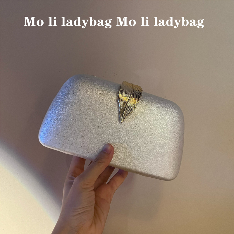 Clutch torba za večernje događaje - baršunasta, mali vodoravni kvadratni oblik, zatvaranje poklopcem, čvrsta konstrukcija, podstava od poliestera