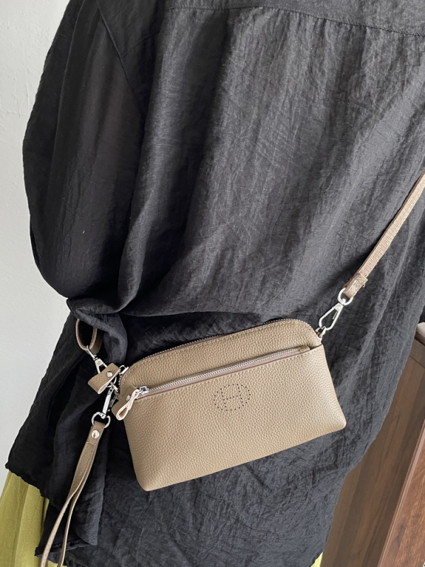 Admire ženska torbica od prave kože, crossbody, horizontalan kvadratni oblik, zatvaranje na zip, laminirani unutarnji džep, poliester podstava