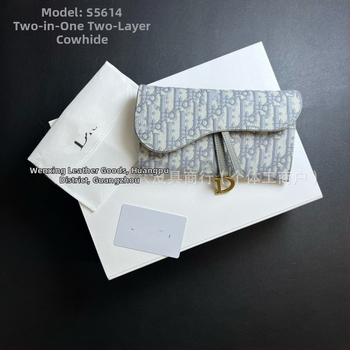 Pravá kožená peňaženka s retiazkou a monogramom – dva v jednom clutch, mestský štýl, jar 2025.