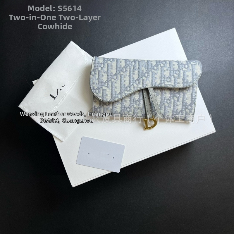 Pravá kožená peňaženka s retiazkou a monogramom – dva v jednom clutch, mestský štýl, jar 2025.