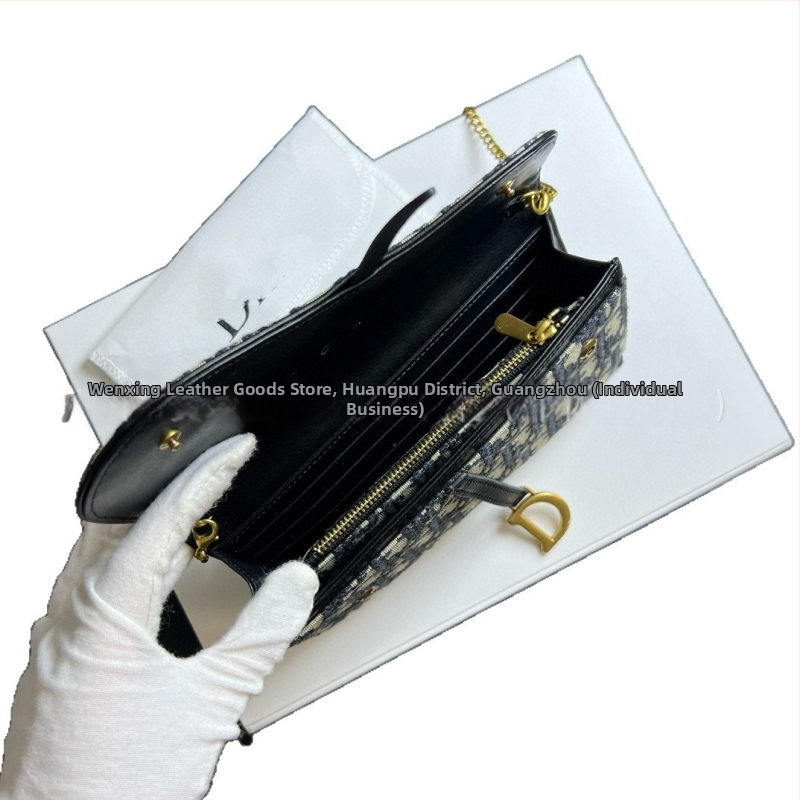 Pravá kožená peňaženka s retiazkou a monogramom – dva v jednom clutch, mestský štýl, jar 2025.