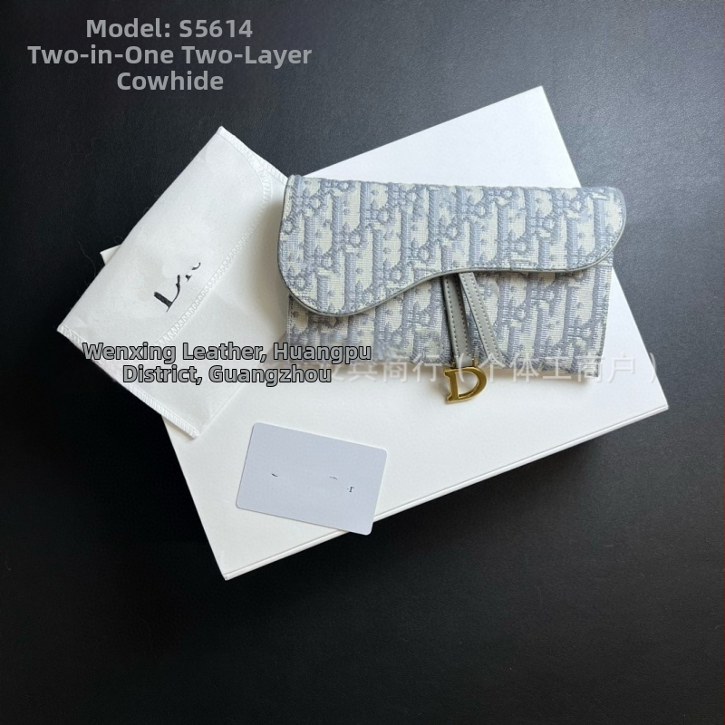 Pravá kožená peňaženka s retiazkou a monogramom – dva v jednom clutch, mestský štýl, jar 2025.