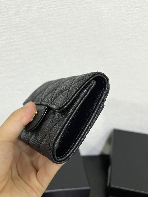 Портфейл за карти и монетник от естествена кожа, кожа от първи слой, диамантено-шевиран модел, подплата полиестер-памук, изключително лек, пролет 2025