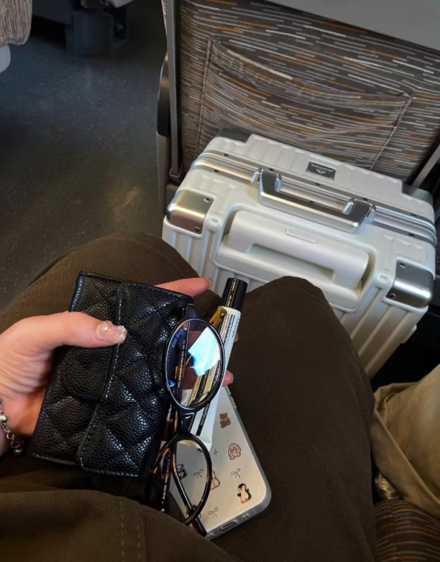 Портфейл за карти и монетник от естествена кожа, кожа от първи слой, диамантено-шевиран модел, подплата полиестер-памук, изключително лек, пролет 2025