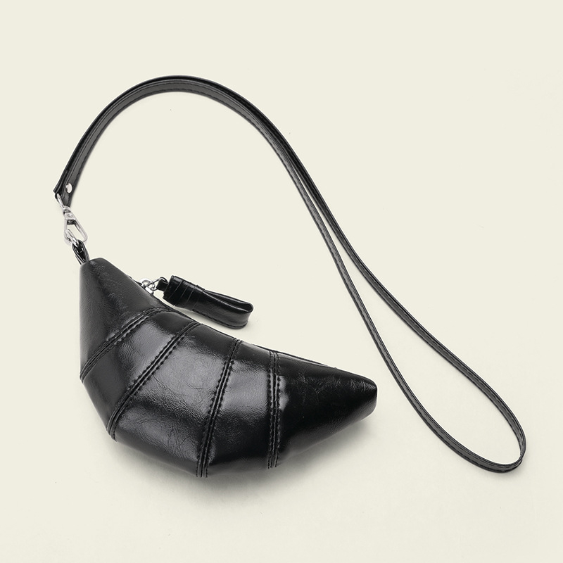 Clutch torbica u urbanom minimalističkom stilu, PU materijal, vertikalno kvadratni oblik, zatvaranje zipom, unutarnji džep za ID