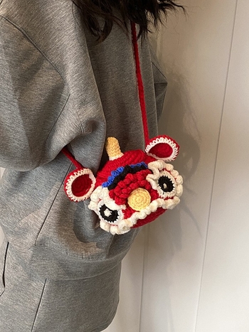 Pamučna pletena cilindrična crossbody torbica sa zatvaranjem šnuru, mini novčanik s motivom lutke