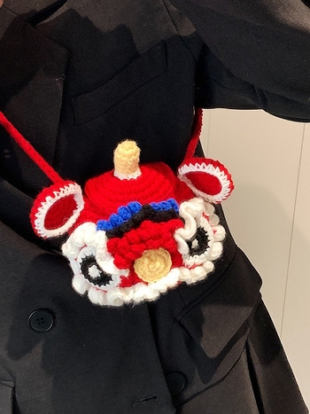 Pamučna pletena cilindrična crossbody torbica sa zatvaranjem šnuru, mini novčanik s motivom lutke