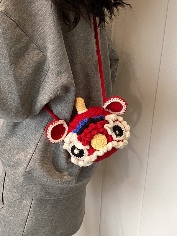 Pamučna pletena cilindrična crossbody torbica sa zatvaranjem šnuru, mini novčanik s motivom lutke