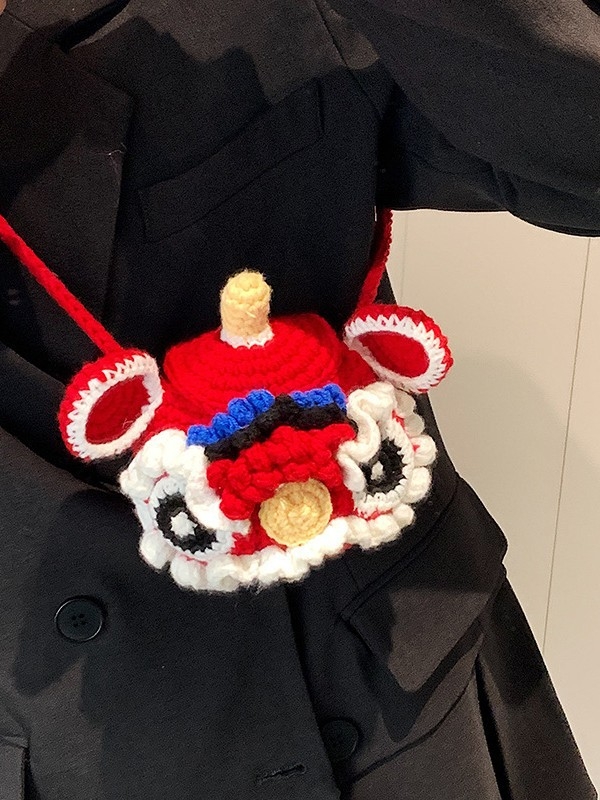 Pamučna pletena cilindrična crossbody torbica sa zatvaranjem šnuru, mini novčanik s motivom lutke