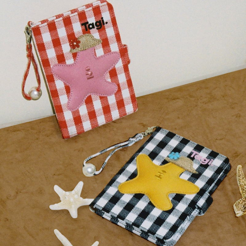 Паспортен държател и джоб за карти с синджир — канва, животински принт, женски модел, минималистичен тих лукс, пролет 2025