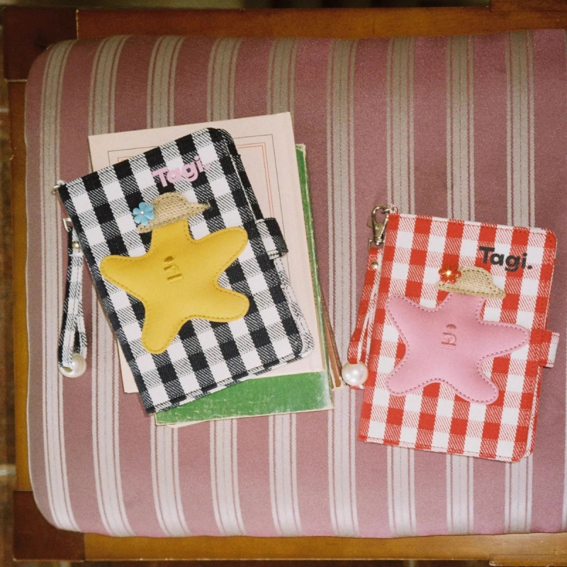 Паспортен държател и джоб за карти с синджир — канва, животински принт, женски модел, минималистичен тих лукс, пролет 2025