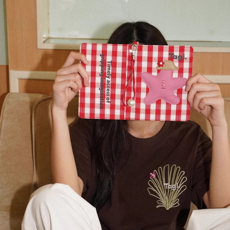 Паспортен държател и джоб за карти с синджир — канва, животински принт, женски модел, минималистичен тих лукс, пролет 2025