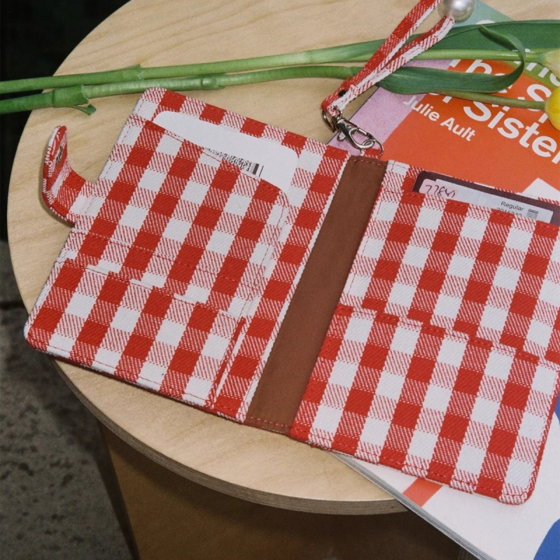 Паспортен държател и джоб за карти с синджир — канва, животински принт, женски модел, минималистичен тих лукс, пролет 2025