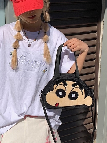 Plušasti crossbody novčanik sa Shin-chan likom — najlon materijal, ovalni oblik, zatvarač, džep za mobitel, jednostruki remen