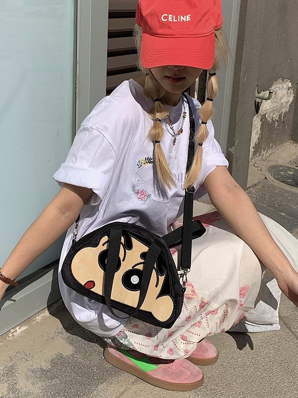 Plušasti crossbody novčanik sa Shin-chan likom — najlon materijal, ovalni oblik, zatvarač, džep za mobitel, jednostruki remen
