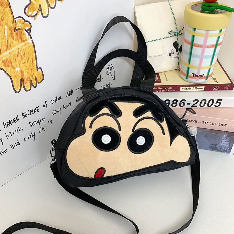 Plušasti crossbody novčanik sa Shin-chan likom — najlon materijal, ovalni oblik, zatvarač, džep za mobitel, jednostruki remen