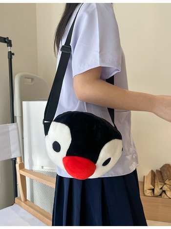 Crossbody torba od pliša, okruglog oblika, zatvarač na zip, pretinac za mobitel, podstava od poliester