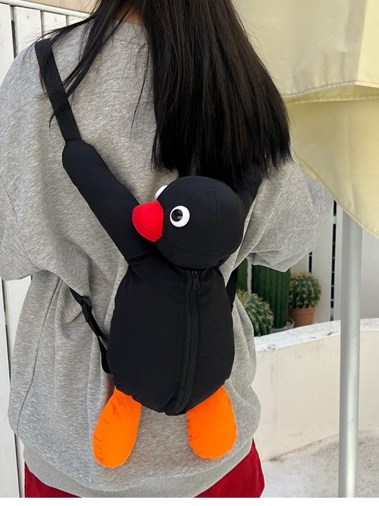 Crossbody torba od pliša, okruglog oblika, zatvarač na zip, pretinac za mobitel, podstava od poliester