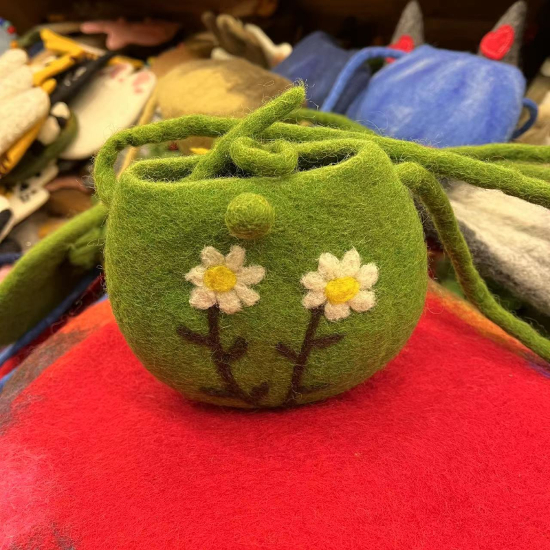 Geantă mică din fetru, în stil bucket bag, pentru utilizare zilnică, design proaspăt și drăguț, sezon iarnă 2023