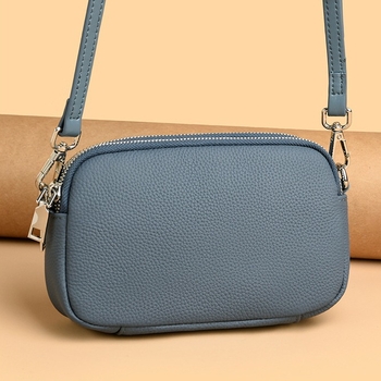 Ženska kožna crossbody torbica, mala kvadratna forma, zatvarač, džep za telefon i novčanik