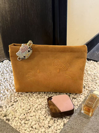 Geantă cosmetică din suede cu imprimeu Hello Kitty, capacitate mare, căptușeală poliester, închidere cu fermoar