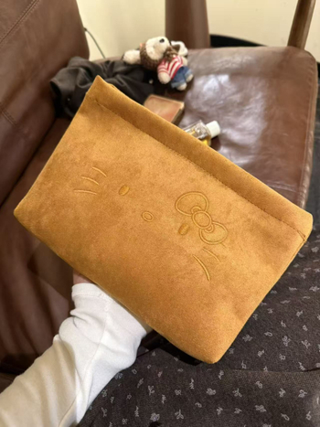 Geantă cosmetică din suede cu imprimeu Hello Kitty, capacitate mare, căptușeală poliester, închidere cu fermoar