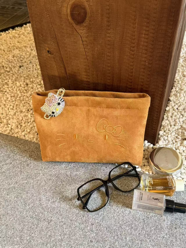 Geantă cosmetică din suede cu imprimeu Hello Kitty, capacitate mare, căptușeală poliester, închidere cu fermoar