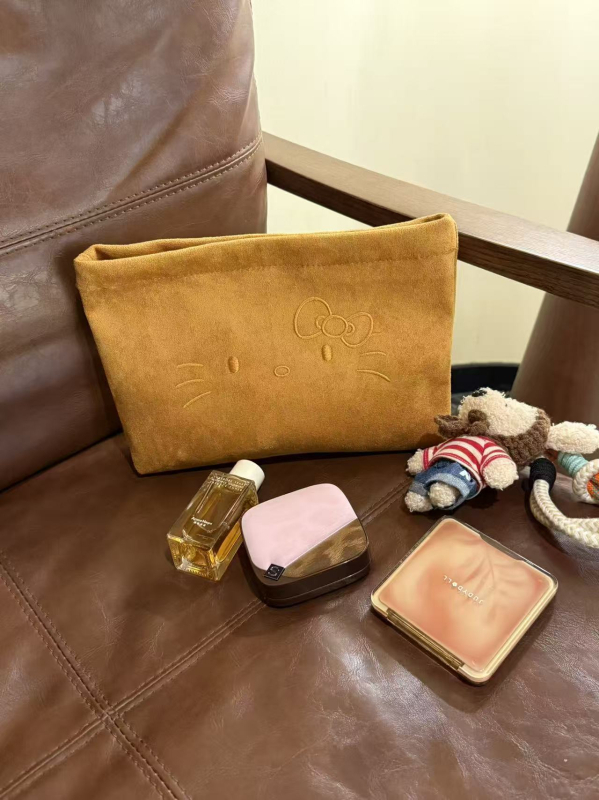 Geantă cosmetică din suede cu imprimeu Hello Kitty, capacitate mare, căptușeală poliester, închidere cu fermoar