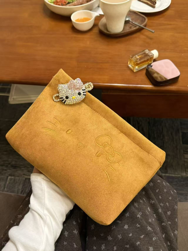 Geantă cosmetică din suede cu imprimeu Hello Kitty, capacitate mare, căptușeală poliester, închidere cu fermoar