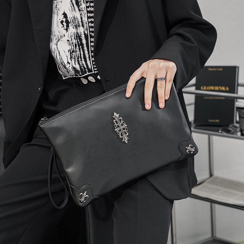Muški PU clutch s rivet detaljima, lagan i izdržljiv, pogodan za 10-inčni prijenosnik, poliester podstava