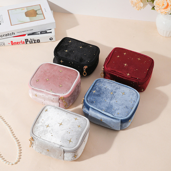 Τσαντάκι καλλυντικών σε σχήμα κοριτσιού, βελούδινο εξωτερικό, γεωμετρικό μοτίβο, επένδυση από πολυεστέρα, κλείσιμο με φερμουάρ, βάρος 52 g (Βελούδινο εξωτερικό; Γεωμετρικό μοτίβο; Πολυεστερική επένδυση; Φερμουάρ; Βάρος 52 g)