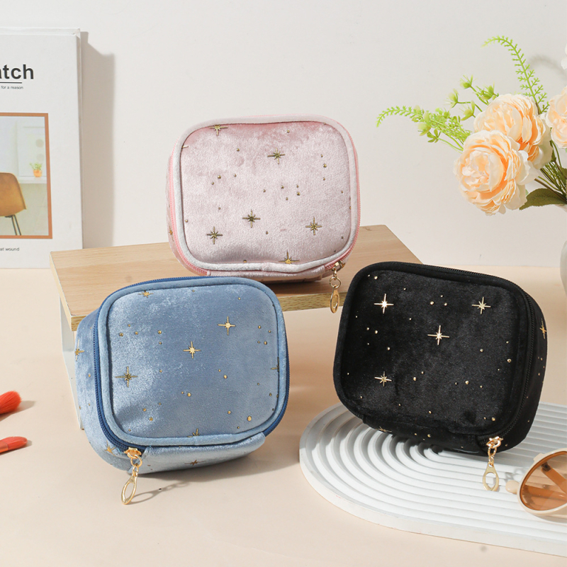 Τσαντάκι καλλυντικών σε σχήμα κοριτσιού, βελούδινο εξωτερικό, γεωμετρικό μοτίβο, επένδυση από πολυεστέρα, κλείσιμο με φερμουάρ, βάρος 52 g (Βελούδινο εξωτερικό; Γεωμετρικό μοτίβο; Πολυεστερική επένδυση; Φερμουάρ; Βάρος 52 g)