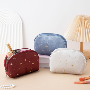 Ταξιδιωτικό τσαντάκι καλλυντικών – βελούδινο ύφασμα; σχέδιο πεντάκτινο αστέρι; επένδυση πολυεστέρα; κλείσιμο με φερμουάρ; ultra-light, κατάλληλο για αποθήκευση.