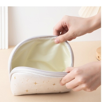Ταξιδιωτικό τσαντάκι καλλυντικών – βελούδινο ύφασμα; σχέδιο πεντάκτινο αστέρι; επένδυση πολυεστέρα; κλείσιμο με φερμουάρ; ultra-light, κατάλληλο για αποθήκευση.