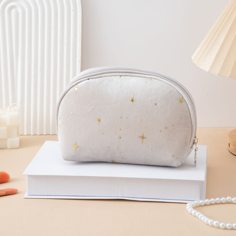 Ταξιδιωτικό τσαντάκι καλλυντικών – βελούδινο ύφασμα; σχέδιο πεντάκτινο αστέρι; επένδυση πολυεστέρα; κλείσιμο με φερμουάρ; ultra-light, κατάλληλο για αποθήκευση.